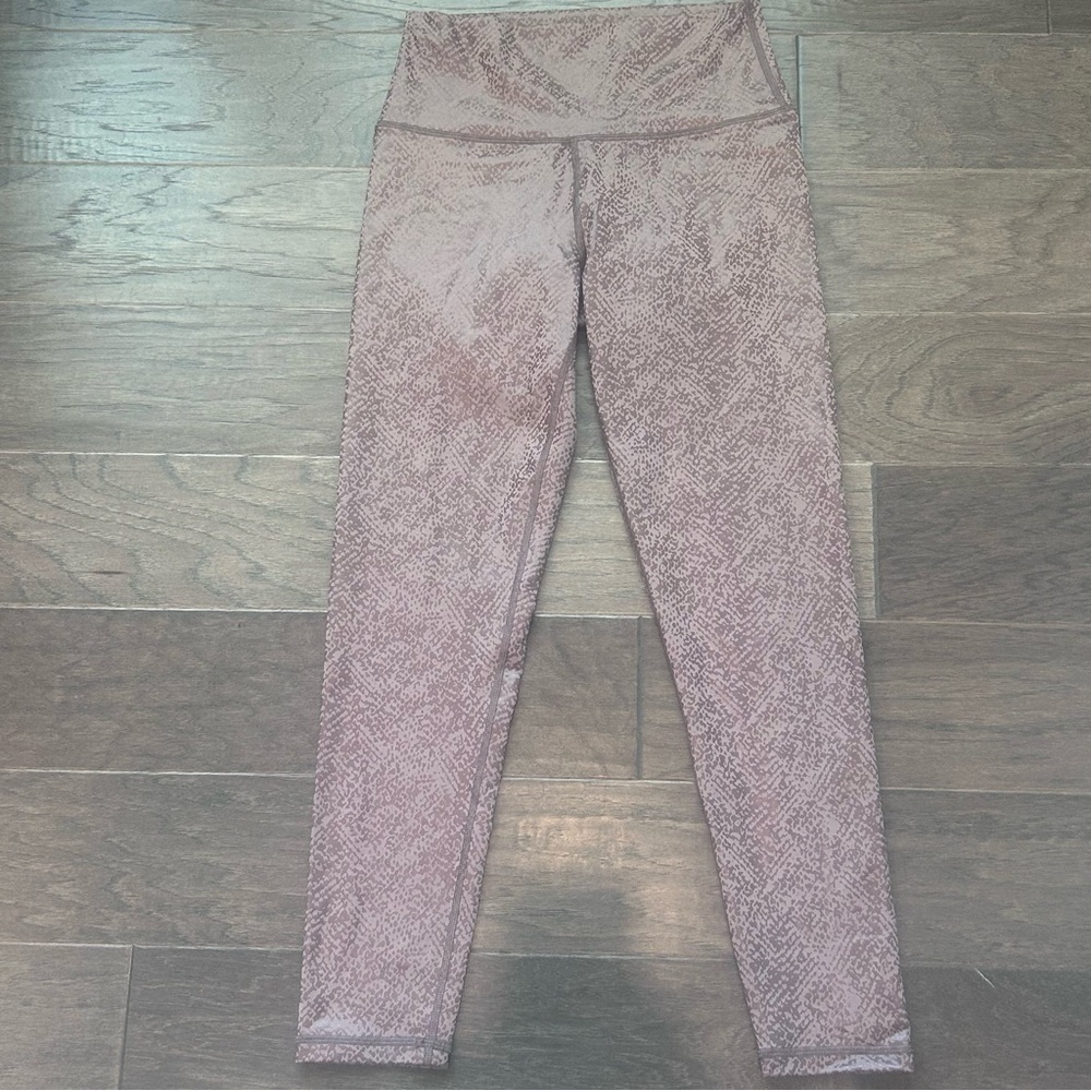 OFFLINE by AERIE Leggings. Super cool pattern. Size M short